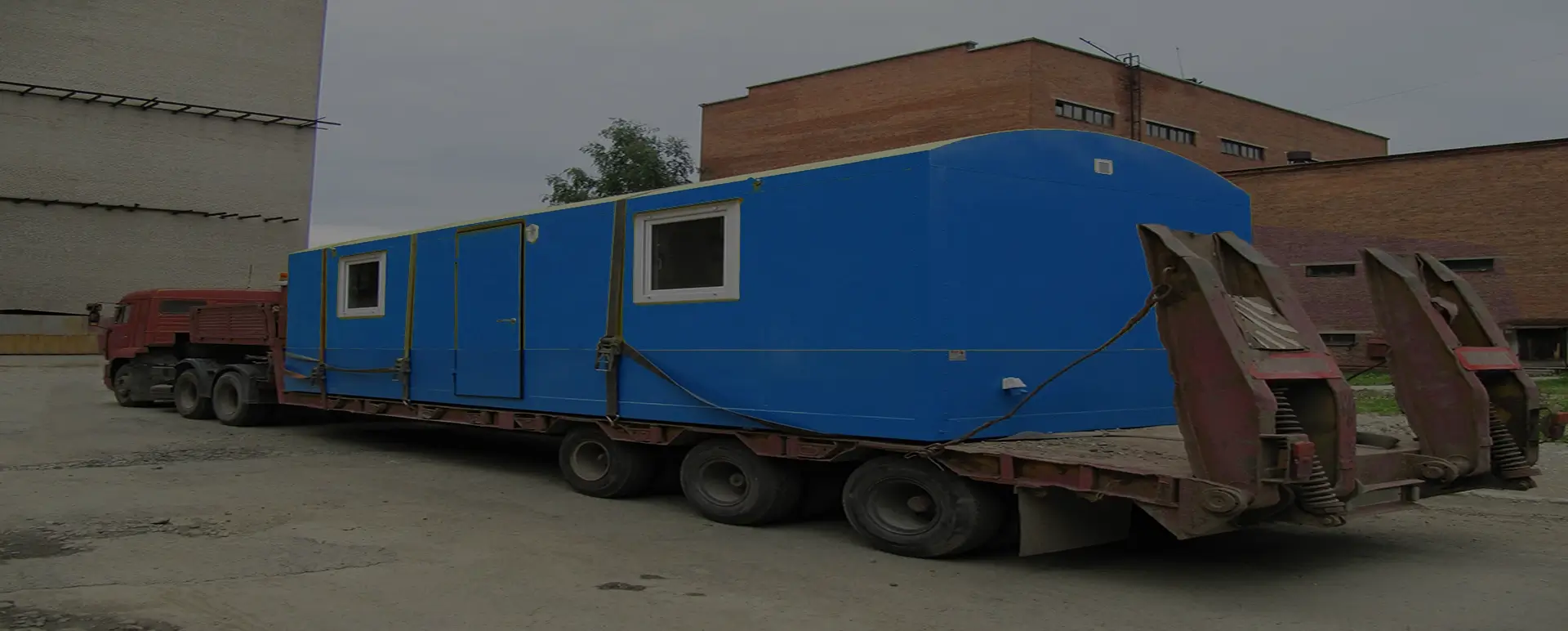 Заказать безопасную и качественную перевозку вагон домов и блок комнат по России из Железнодорожного специализированными низкорамными тралами